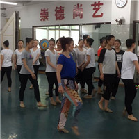 她，用肢体绘画，展示着生命的灵动。