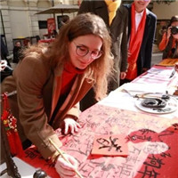 深圳女孩把中国“庙会”开到了“意”国他乡